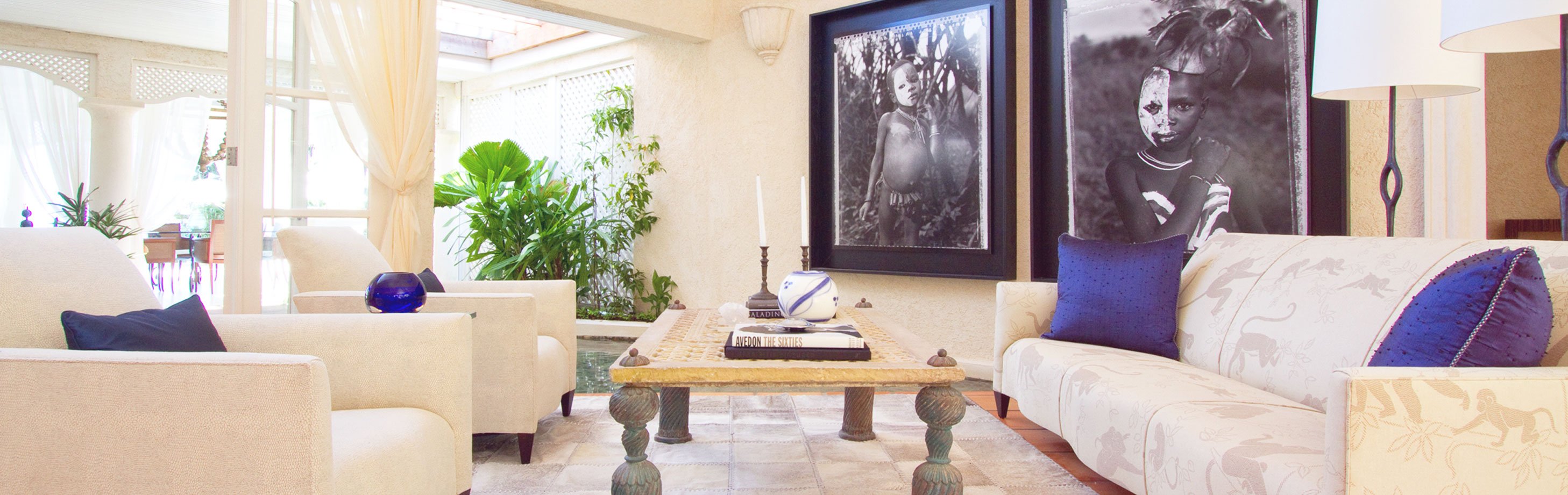 Living room with seating and paintings on the wall