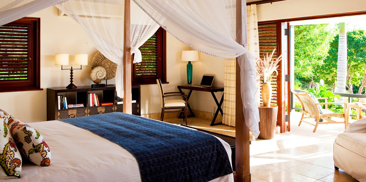 Bedroom with balcony at Harbor Heights