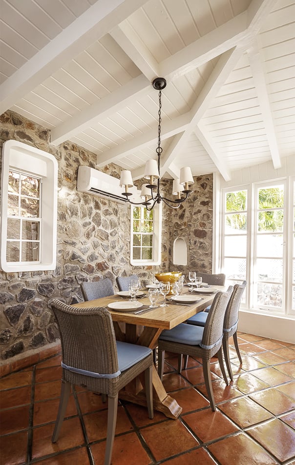 Dining table at Windjammer Landings