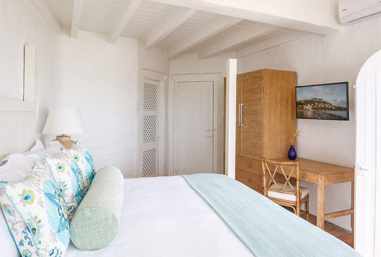 Bed, desk, and closet at Windjammer Landings
