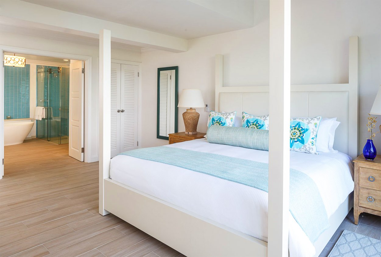 Bed and bathroom at Windjammer Landings