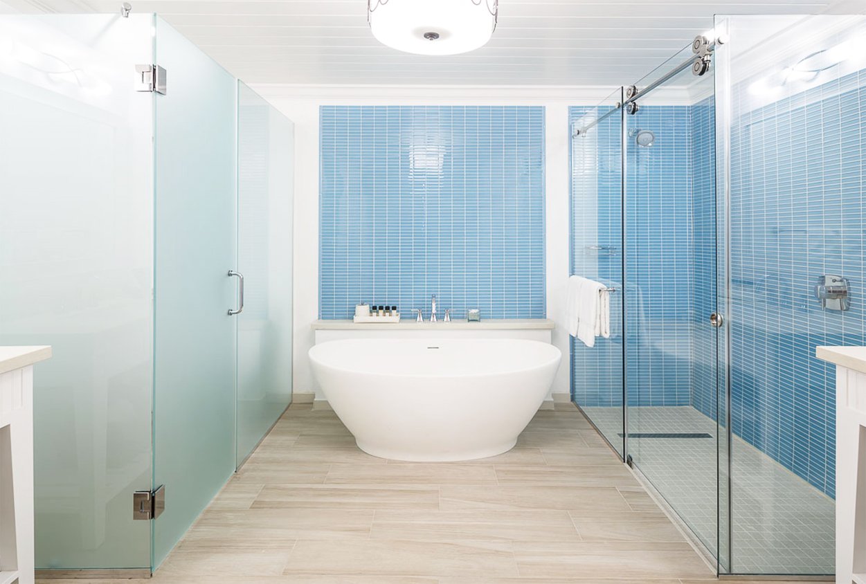 Bathtub and shower at Windjammer Landings