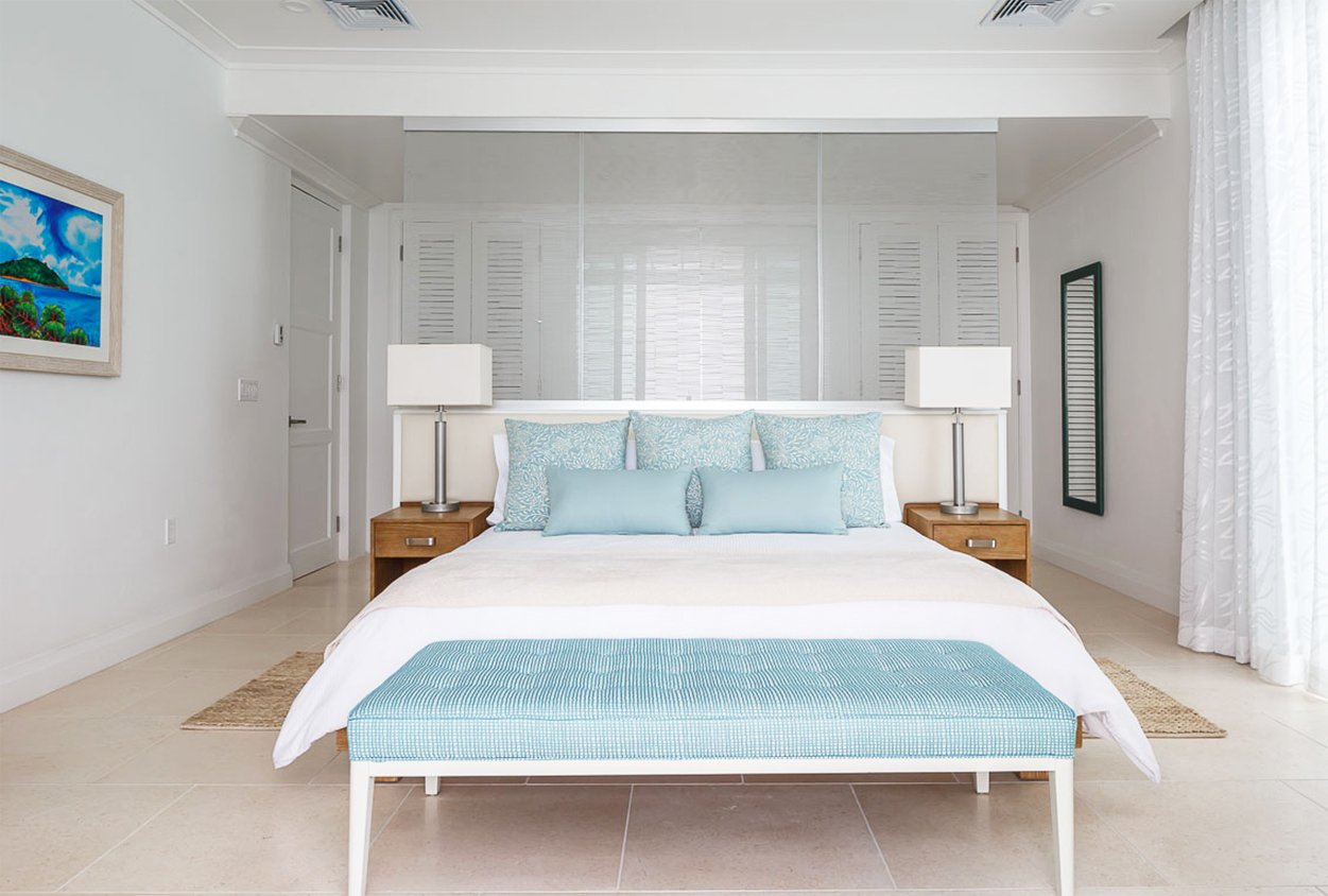 King sized bed at Windjammer Landings